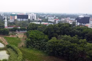 Hàng loạt công trình chung cư mini ở khu vực giáp ranh 2 xã (Tân Xã và Bình Yên) phủ bạt nhìn từ trên cao.