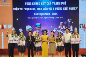 Nhóm học sinh Trường THPT Trần Văn Giàu đạt giải Nhất cuộc thi 'Học sinh, sinh viên với ý tưởng khởi nghiệp'. 