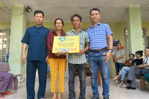 Đại diện 'Quỹ gieo nhà gặt nhà' trao nhà cho người nghèo tại Quảng Nam và Huế.