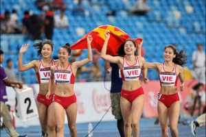 Nguyễn Thị Huyền (thứ 2 từ phải sang) chia tay đội tuyển quốc gia. Ảnh: INT