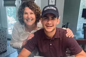 Cô Mindy Horwitz (trái) nhận chăm sóc cho những sinh viên đi học xa nhà.