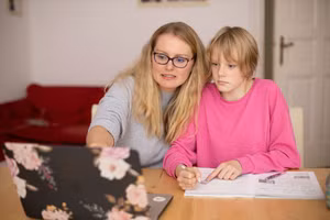 Nhiều phụ huynh 'đau đầu' với các khoản thu đầu năm học. 