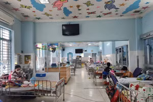 Chỉ riêng tháng 10, Bệnh viện Nhi đồng 1 tiếp nhận khám ngoại trú gần 5.000 trẻ mắc các bệnh hô hấp.