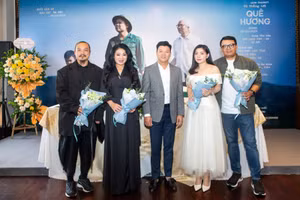 Ca sĩ Vũ Thắng Lợi (giữa) và ca sĩ khách mời, ê-kíp thực hiện liveshow 'Quê hương'. Ảnh: BTC