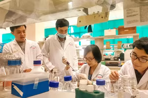 TS.BS Trịnh Hoàng Kim Tú (ngồi giữa) cùng các nghiên cứu viên tại Trung tâm Y Sinh học phân tử, Trường Đại học Y Dược TPHCM.