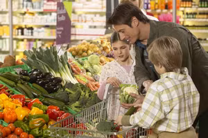 Phụ huynh hãy cho trẻ tham gia lập kế hoạch và chuẩn bị bữa ăn. Ảnh minh họa