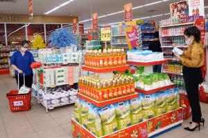 Khách hàng mua sắm tại hệ thống siêu thị SATRA, TPHCM. (Ảnh: SATRA)