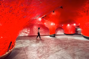 Không gian triển lãm 'Thủy triều cảm xúc' của nữ nghệ sĩ Chiharu Shiota.