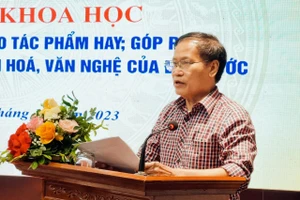 Nhà văn Lê Hoài Nam trình bày tham luận tại Hội thảo. Ảnh: ITN