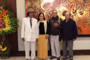 Từ trái qua: Họa sĩ Trương Bé, nhà giáo Võ Thị Quỳnh, nhà văn Võ Mạnh Lập, nhà văn Nguyễn Quang Hà tại triển lãm tranh ở Huế. Ảnh: NVCC.