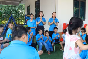 Tiết sinh hoạt ngoài trời của cô trò lớp Giáo dục hòa nhập và Phục hồi chức năng của Làng trẻ em mồ côi Hà Tĩnh. Ảnh: Hồ Phương