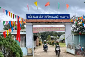 Thiếu tá Thân Trọng Ninh và đồng đội đến nhà đón 'con nuôi' ra lớp.