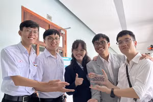 Các thành viên nhóm BK Hand Rehab.