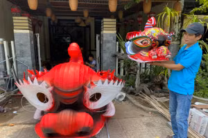 Đầu lân Thiên cẩu nhỏ và đầu lân Thiên cẩu lớn đang được anh Hưng làm.