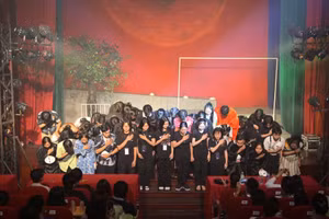 Các bạn sinh viên CLB Kịch Khoa Báo chí & Truyền thông chào cảm ơn khán giả.