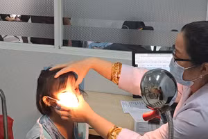 Bác sĩ thăm khám cho học sinh đau mắt đỏ tại Bệnh viện Nhi đồng 2 (TPHCM). Ảnh: ITN