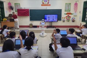 Robot hỗ trợ giáo viên thực hiện trò chơi tiếng Anh.