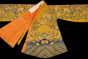 Hình ảnh chiếc long bào mà nhà đấu giá Delon - Hoebanx khẳng định của vua Bảo Đại.