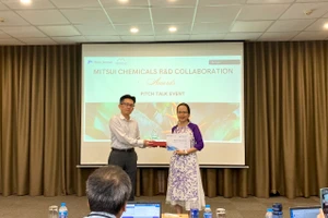 TS Lê Thị Hiên (bên phải ảnh) nhận giải thưởng Mitsui Chemicals R&D Collaboration Award 2023. 