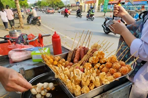 Đồ ăn vặt cổng trường đa phần không rõ nguồn gốc, không đảm bảo vệ sinh an toàn thực phẩm. Ảnh minh họa: INT