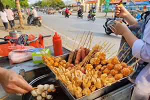Đồ ăn vặt cổng trường đa phần không rõ nguồn gốc, không đảm bảo vệ sinh an toàn thực phẩm. Ảnh minh họa: INT