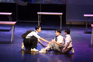 Vở nhạc kịch 'Viên đá ngũ sắc' lấy cảm hứng từ nguyên mẫu 'chú lính chì' Thiện Nhân và gia đình chị Mai Anh. Ảnh: NHTT