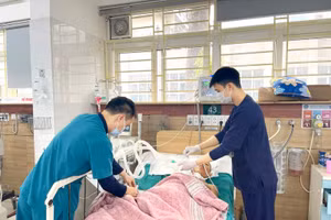 Đa phần những ca ngộ độc rượu là do mua phải rượu rởm, rượu pha cồn công nghiệp. Ảnh: Bệnh viện Bạch Mai