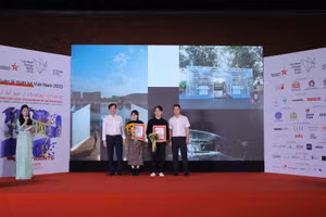 Các tác giả nhận giải 'Thiết kế nhà vệ sinh công cộng bên hồ Gươm'. Ảnh: NVCC.