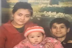 Gia đình ba người Zhu Xiaojuan trước khi con trai bị bắt cóc.