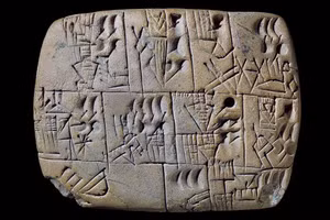 Một tấm đất sét có chữ hình nêm thuộc niên đại 3100 – 3000 TCN. Ảnh: Thecollector.com