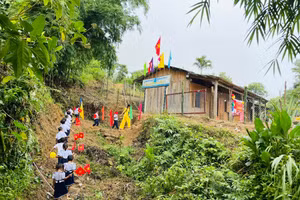 Cô giáo Trà Thị Thu đón học sinh điểm trường Lăng Lương (Trường Phổ thông dân tộc bán trú Tiểu học Trà Tập, Nam Trà My, Quảng Nam) trong ngày khai giảng năm học 2023 – 2024. Ảnh: NTCC