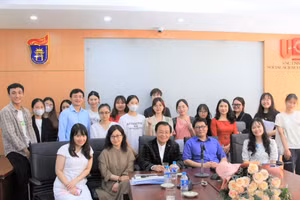 PGS.TS Trương Đăng Dung (thứ 3 từ phải qua, hàng ngồi) cùng các giảng viên và sinh viên Khoa Văn học, Trường Đại học Khoa học Xã hội và Nhân văn – Đại học Quốc gia Hà Nội. Ảnh: NVCC.