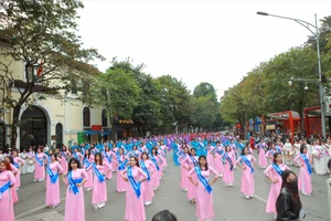 Trong thời gian diễn ra triển lãm còn có các chương trình nghệ thuật dân gian, diễu hành áo dài. (Ảnh minh hoạ: ITN)