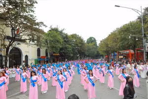 Trong thời gian diễn ra triển lãm còn có các chương trình nghệ thuật dân gian, diễu hành áo dài. (Ảnh minh hoạ: ITN)