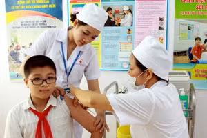 Nhờ tiêm chủng nên nhiều bệnh truyền nhiễm đã được thanh toán, loại trừ hoặc giảm đáng kể số mắc, số chết. Ảnh minh họa: INT