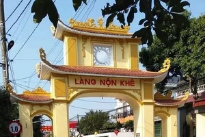 Cổng làng Nộn Khê - nơi người dân có món giò trứng nổi tiếng.