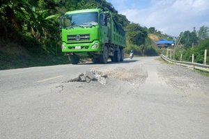 'Tiểu dự án Nâng cấp đường vào Khu di tích Sở Chỉ huy chiến dịch Điện Biên Phủ ở Mường Phăng' có một số điểm xuống cấp trầm trọng.