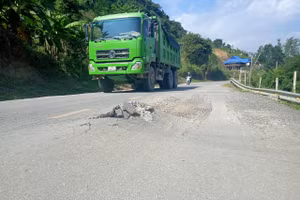 'Tiểu dự án Nâng cấp đường vào Khu di tích Sở Chỉ huy chiến dịch Điện Biên Phủ ở Mường Phăng' có một số điểm xuống cấp trầm trọng.