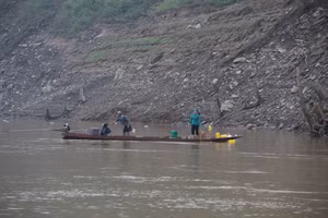 Ông Mùi Văn Tha, xã Tà Hộc cùng vợ thả lưới đánh cá trên sông.