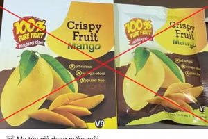 Một số hình ảnh đồ ăn vặt không có nguồn gốc xuất xứ xuất hiện nơi cổng trường học.