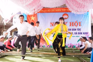 Điệu múa xòe thể hiện tinh thần đoàn kết, gắn bó và giúp nhau vượt qua mọi khó khăn trong Ngày hội đại đoàn kết dân tộc.