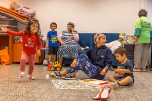 Trẻ em trú ẩn trong một hầm tránh bom công cộng ở thành phố Ashkelon, Israel hôm 12/10.