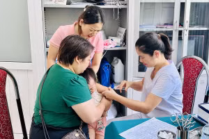 Cán bộ Trạm Y tế thị trấn Vị Xuyên (Hà Giang) tiêm vắc-xin phòng bệnh viêm não Nhật Bản cho trẻ em. Ảnh: INT