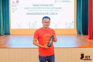 Anh Nguyễn Khắc Biền, Viện Khoa học công nghệ và Quản lý môi trường giới thiệu sản phẩm rượu vang lên men từ vỏ cà phê.