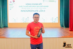 Anh Nguyễn Khắc Biền, Viện Khoa học công nghệ và Quản lý môi trường giới thiệu sản phẩm rượu vang lên men từ vỏ cà phê.