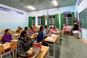 Giáo viên tình nguyện, thay phiên nhau đứng lớp dạy chữ cho bà con. Ảnh: Dung Nguyễn