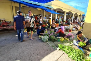 Không hề có hiện tượng chèo kéo khách, người dân thân thiện, luôn tạo cảm giác thoải mái cho người mua. 