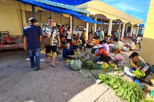 Không hề có hiện tượng chèo kéo khách, người dân thân thiện, luôn tạo cảm giác thoải mái cho người mua. 