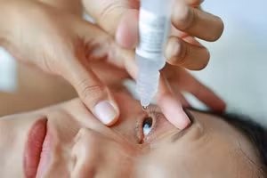 Việc dùng nước mắt nhân tạo không kê đơn hoặc thuốc nhỏ nước muối có thể làm dịu triệu chứng đau mắt đỏ. Ảnh minh họa