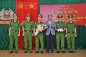 UBND TX Cửa Lò khen thưởng, biểu dương các cá nhân, tập thể tham gia phá án. Ảnh: Phòng CSHS